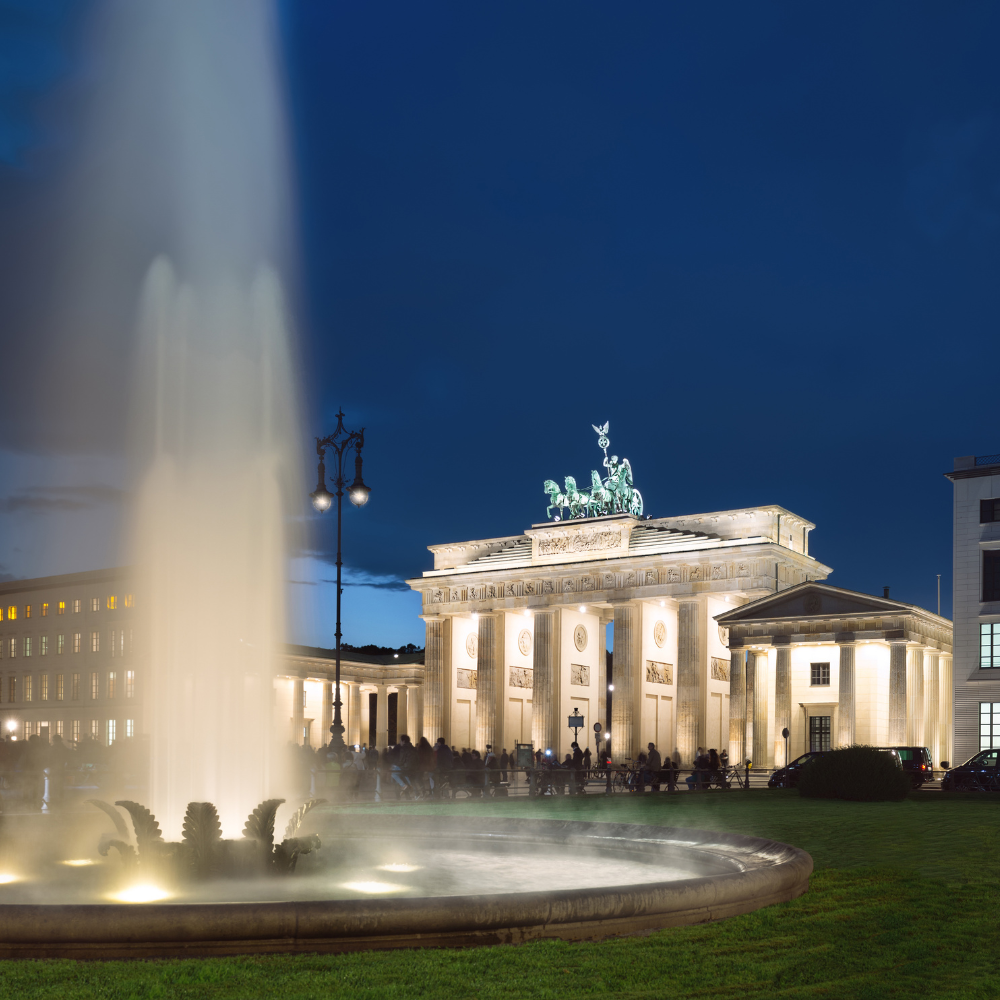 Brandenburg Kapısı'nın akşam aydınlatması, Almanca tercüme uzmanlığımızın kalitesini vurguluyor