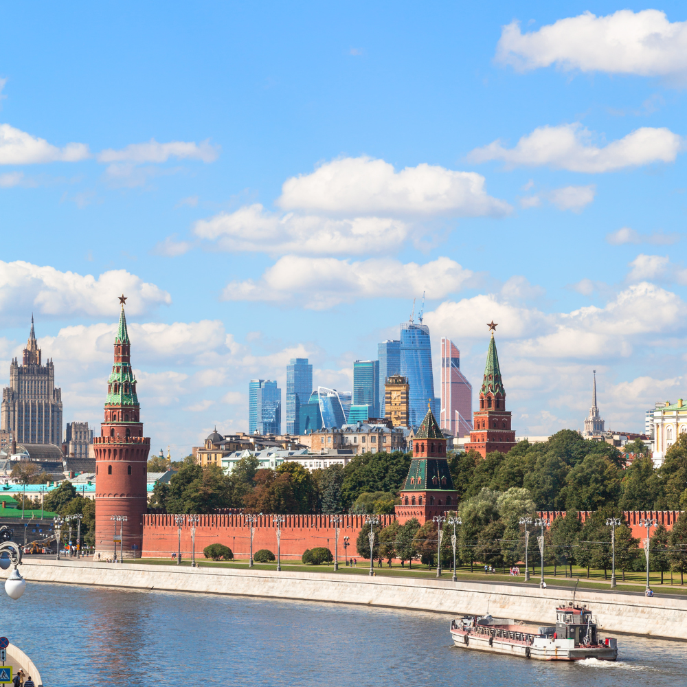 Moskova Kremlin'in ve modern iş merkezlerinin panoramik manzarası, Rusça tercüme hizmetlerimiz