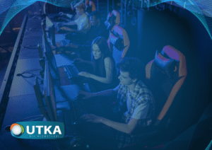 Ergonomik sandalyeler ve profesyonel ekipmanlarla bir video oyunu turnuvasında genç oyuncular UTKA Dil Hizmetleri'nin oyun çevirisi alanındaki uzmanlığını sergiliyor.